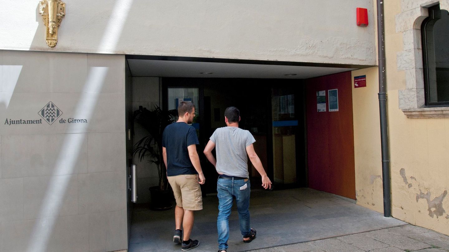 Empleados del ayuntamiento de Girona entran al edificio durante el segundo registro de la Guardia Civil, en junio de 2018. (EFE)