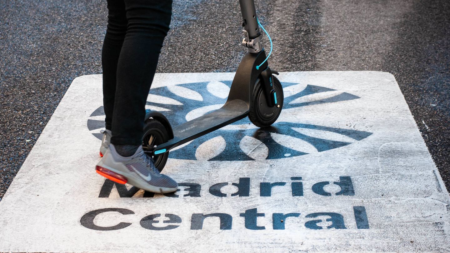 Muchos han optado por un patinete ante las restricciones de Madrid Central. (C. Castellón)