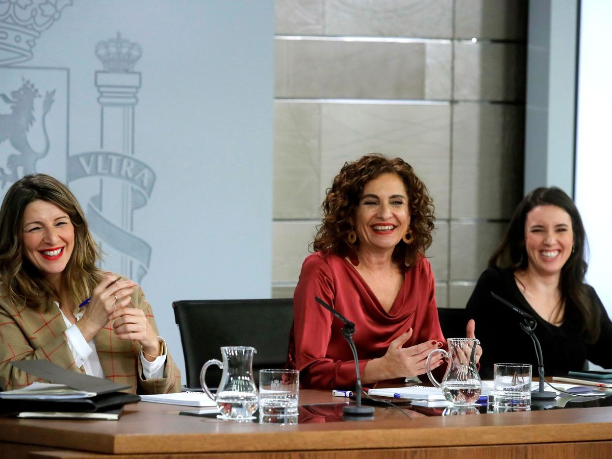 Foto: María Jesús Montero, con las ministras de UP Yolanda Díaz e Irene Montero, el pasado 18 de febrero. (EFE)