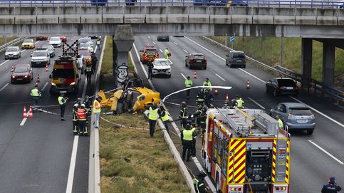 Un helicóptero se estrella en plena carretera M-40 de Madrid con tres heridos de carácter leve