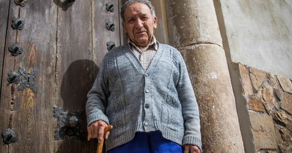 Foto: Ángel Zorita, junto a una de las columnas que sacaron de Caraca. (Á. V.)