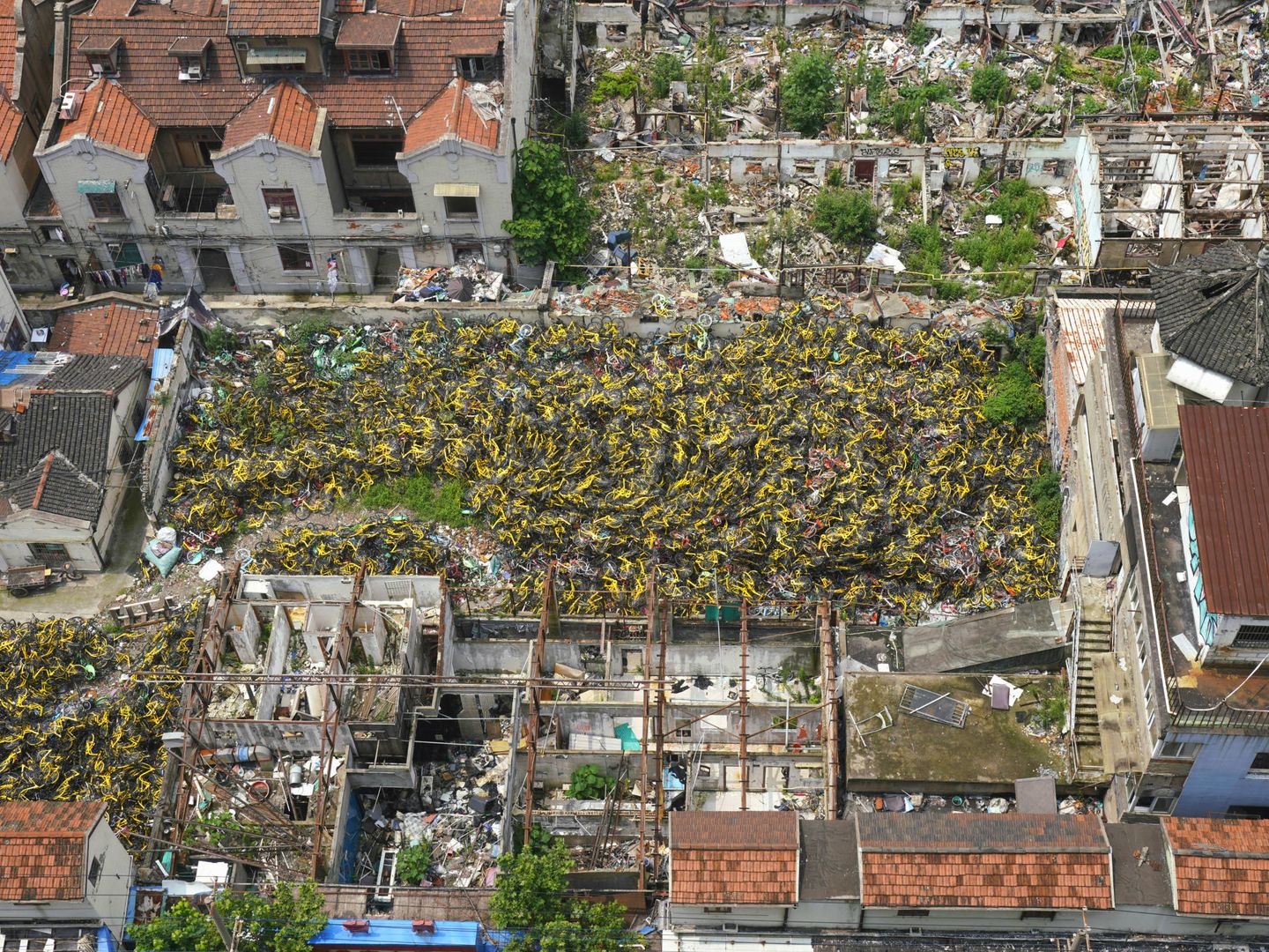 Vista aérea del cementerio de bicis en el barrio de Jing’an, en Shanghái. (Reuters)