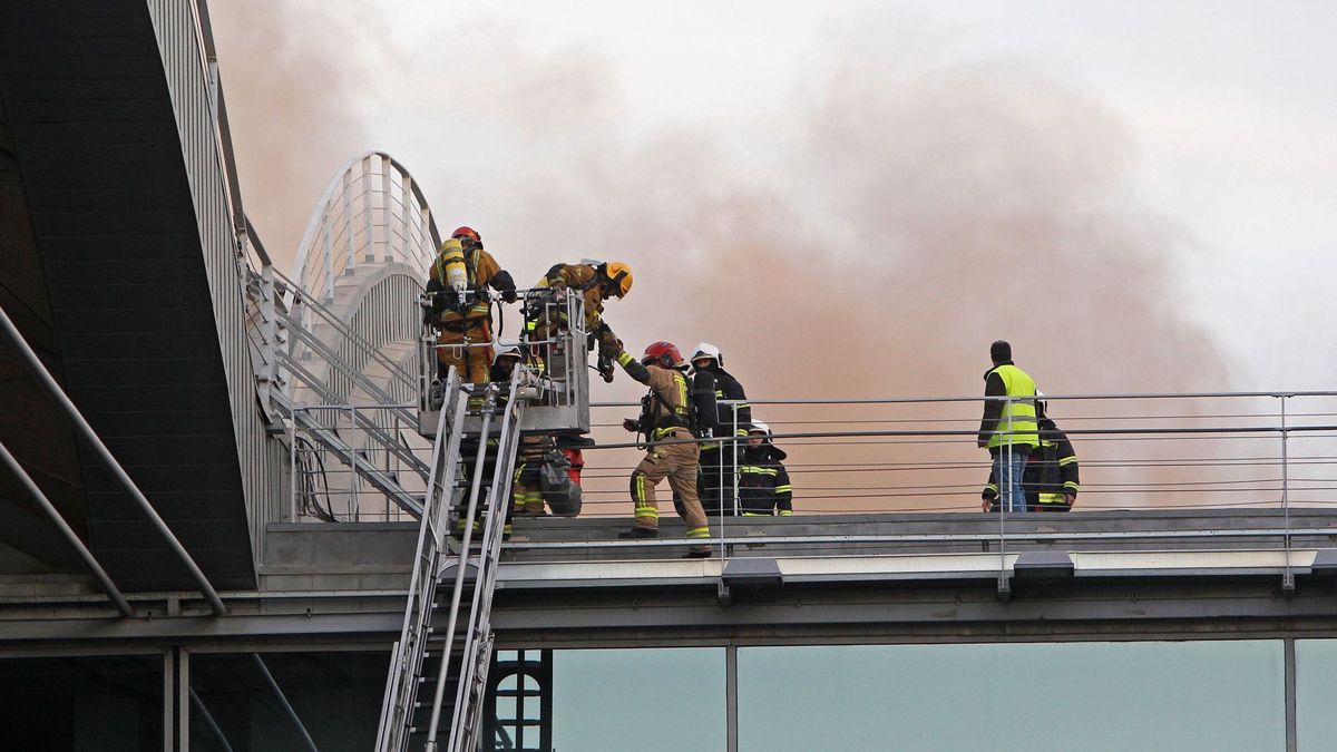 Cancelados 35 vuelos y cerrado el tráfico aéreo en Alicante por un incendio