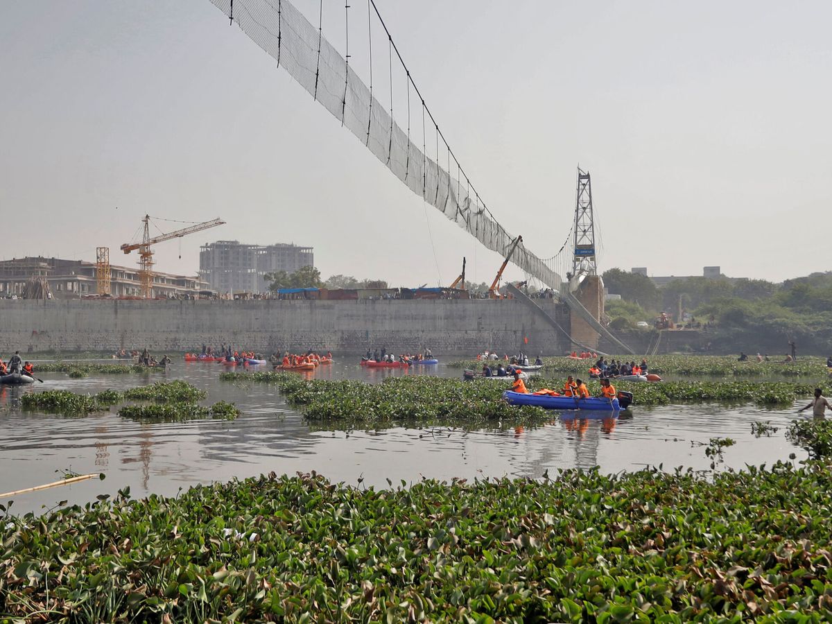 Nueve detenidos tras el de un puente que dejó 134 en la India