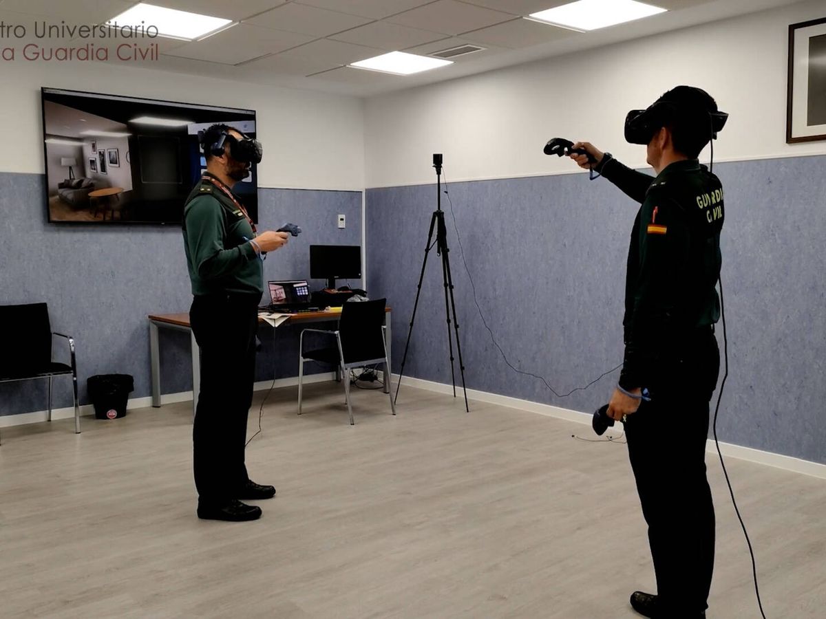 Foto: Agentes de la Guardia Civil realizan prácticas con la realidad virtual. (Cedida)
