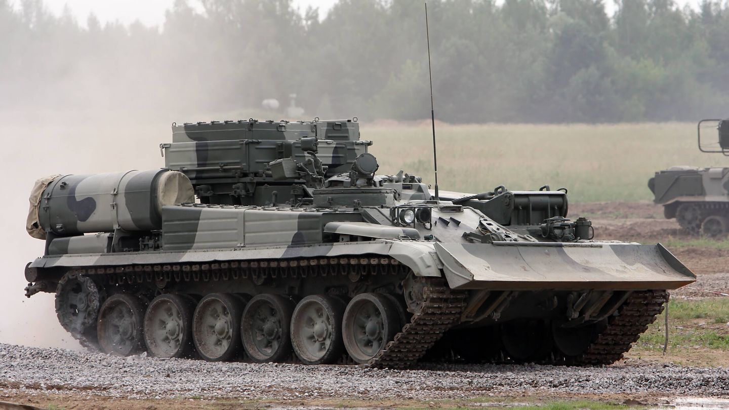 Carro de recuperación BREM-1 basado en el casco del T-72. (Vitaly V. Kuzmin)