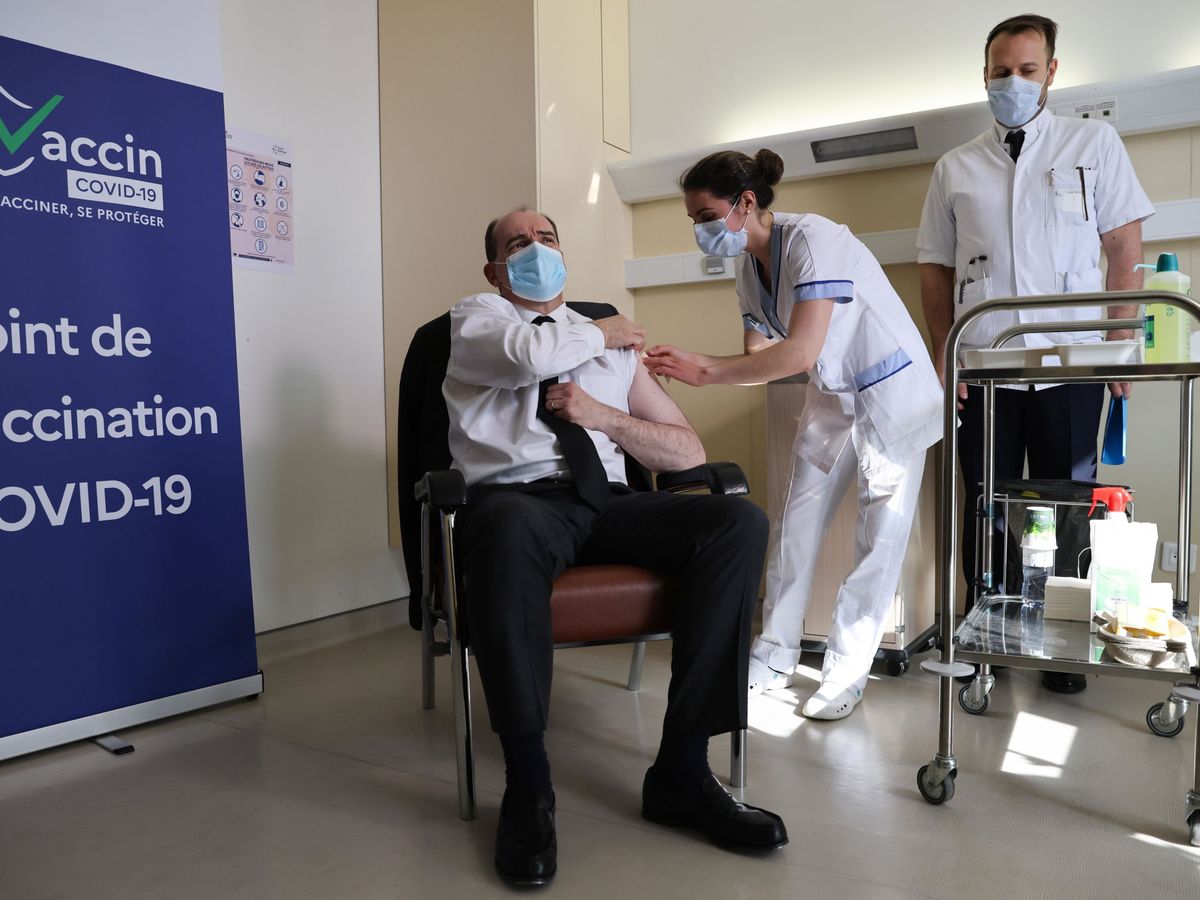 Foto: El primer ministro francés, Jean Castex, se vacuna con AstraZeneca. (EFE)