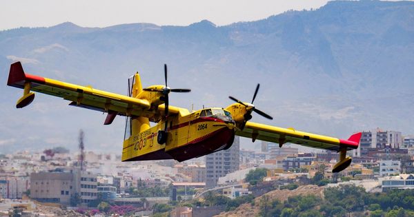 Foto: Uno de los hidroaviones que trabajan en las labores de extinción del incendio de Gran Canaria. (EFE)