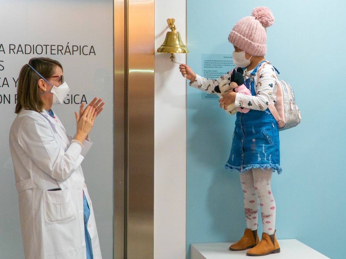Foto: La doctora Elena Panizo y una paciente ya tratada. (Clínica Universidad de Navarra)