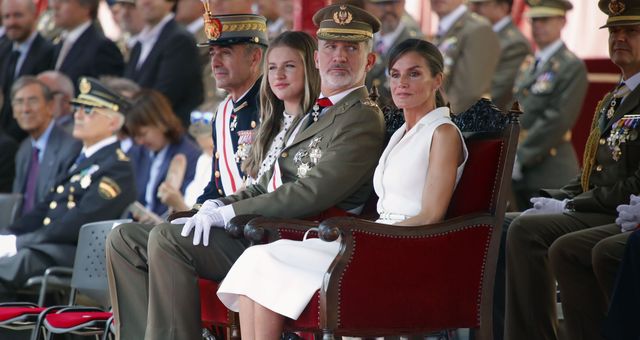 Los reyes Felipe y Letizia, junto a la princesa Leonor y el director general de la Academia General Militar de Zaragoza, Manuel Pérez López. (EFE/Javier Cebollada)