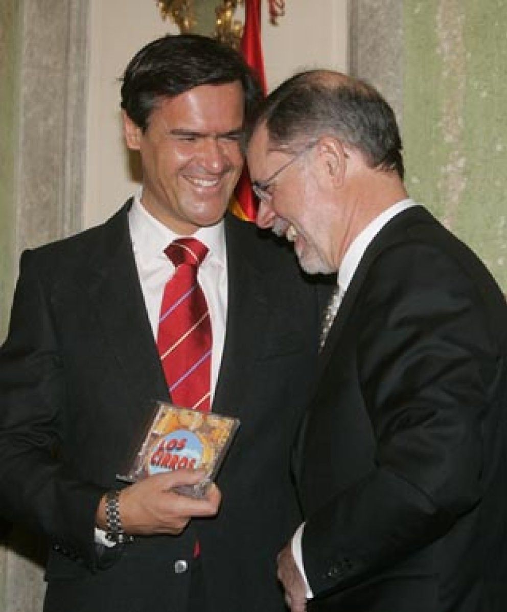 Foto: López Aguilar deja el cargo con un CD de Bermejo bajo el brazo