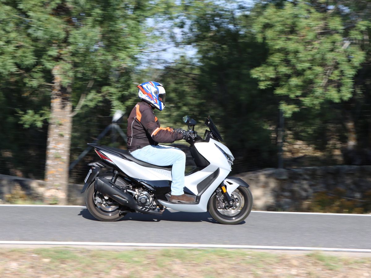 Foto: La D350 es un scooter GT de media cilindrada con clara orientación deportiva por prestaciones y comportamiento.