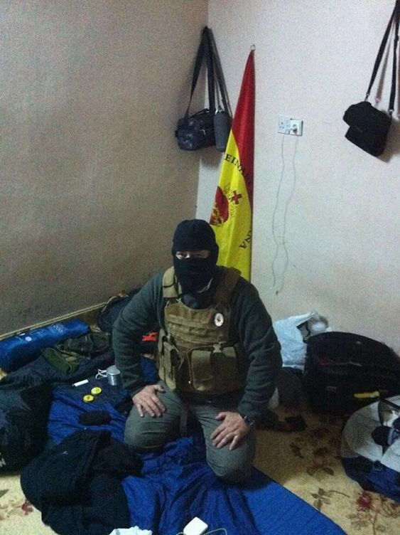 Un voluntario español que asegura combatir contra ISIS, en el frente entre Mosul y Kirkuk. (Foto: Facebook)