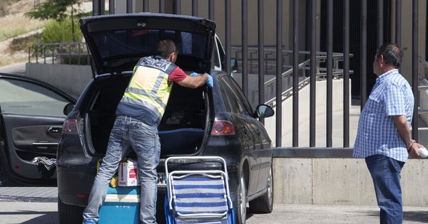 Foto: La Policía registra el coche a las afueras del centro en Molina de Segura (Murcia), donde un hombre ha matado a su compañera de trabajo. (EFE)