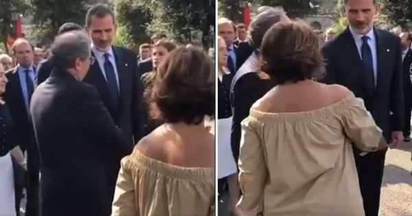 Foto: Felipe VI saluda a Torra y éste le responde presentándole a la mujer de Forn