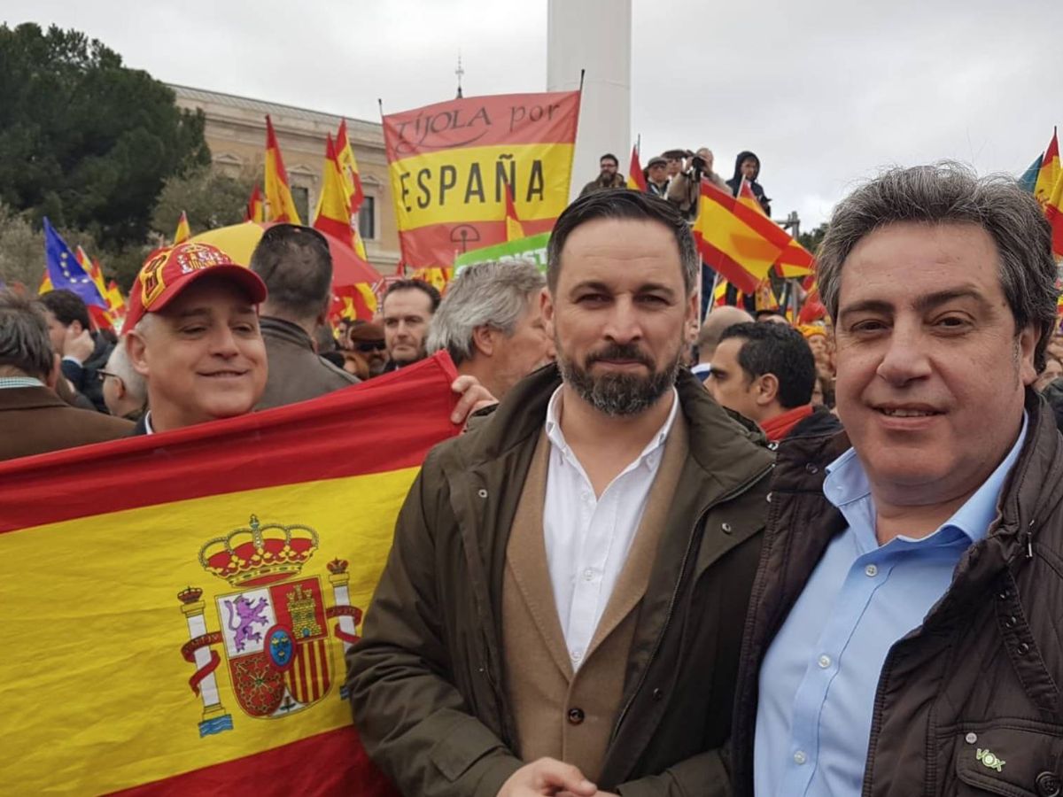 Foto: José María Llanos, con Santiago Abascal. (EFE)