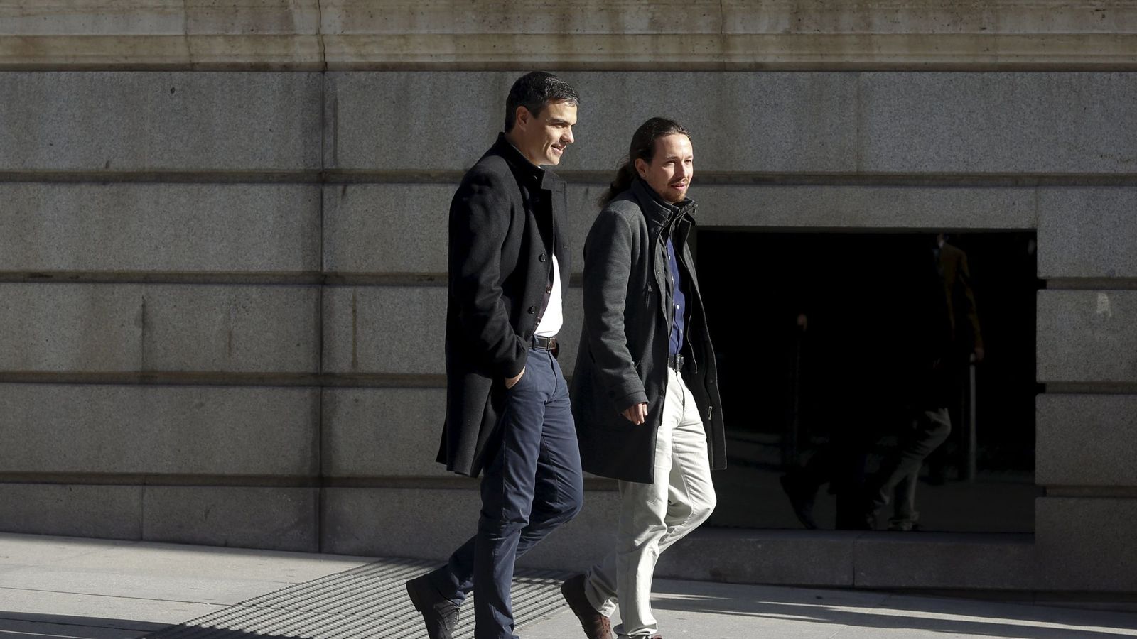 Foto: Socialist leader sanchez and podemos leader iglesias talk as they walk outside parliament before their meeting in madrid