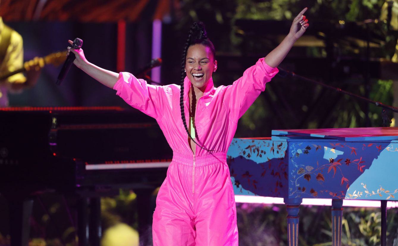 Alicia Keys actúa en los Grammy Latinos de 2019. (Reuters)