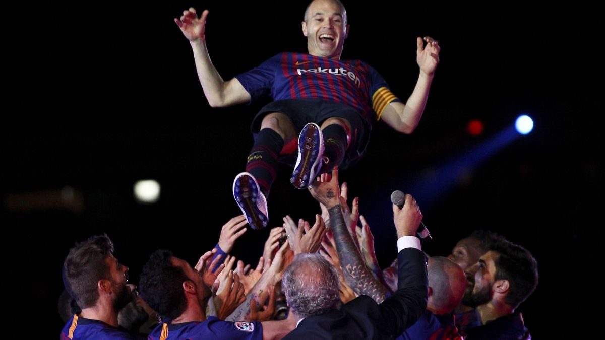 A Iniesta no le hacía falta tanto ruido para despedirse del Barcelona entre lágrimas