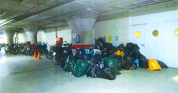 Foto: Basura acumulada en una de las comisarías de la Ertzaintza en Guipúzcoa. (SIPE)