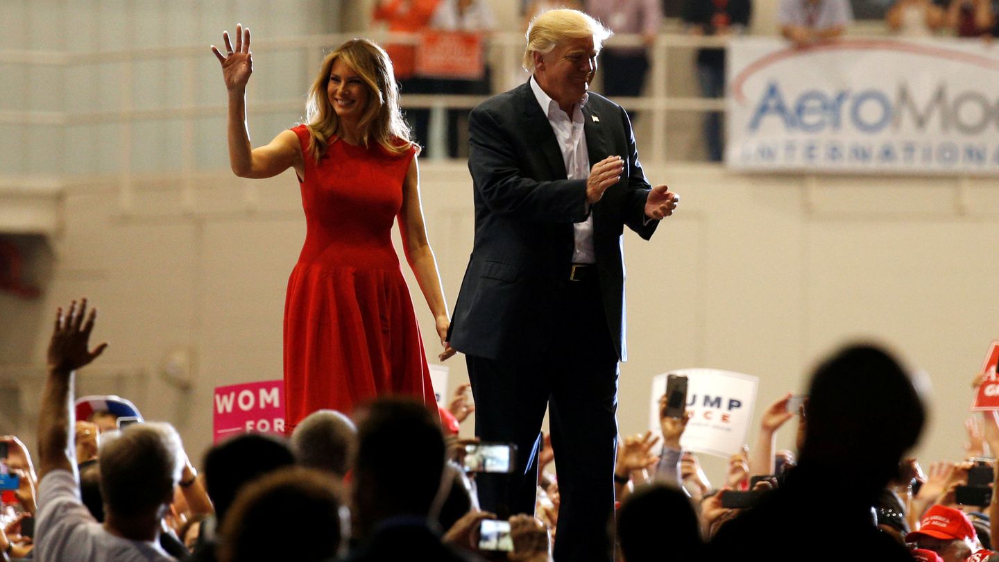 El presidente Donald Trump y la primera dama Melania Trump saludan a simpatizantes en Melbourne, Florida. (Reuters)