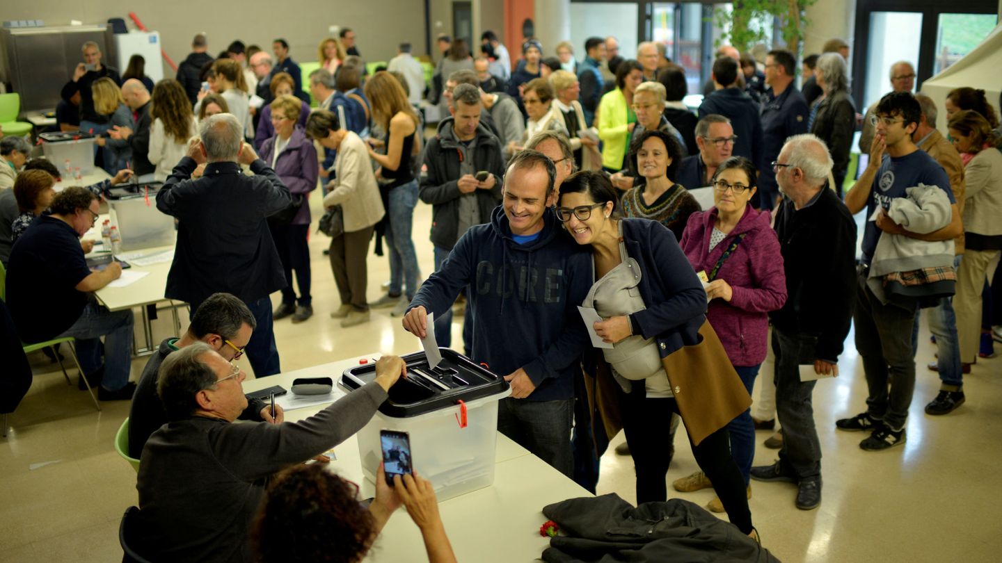 La gente vota en Barcelona. (Reuters)