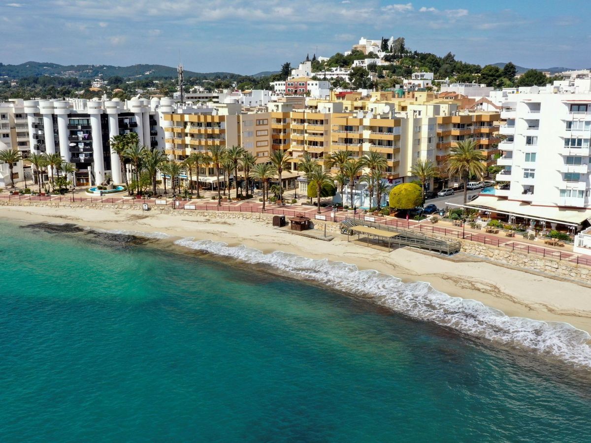 Foto: Vista de las playas de Santa Eulalia (Ibiza), vacías  (EFE)