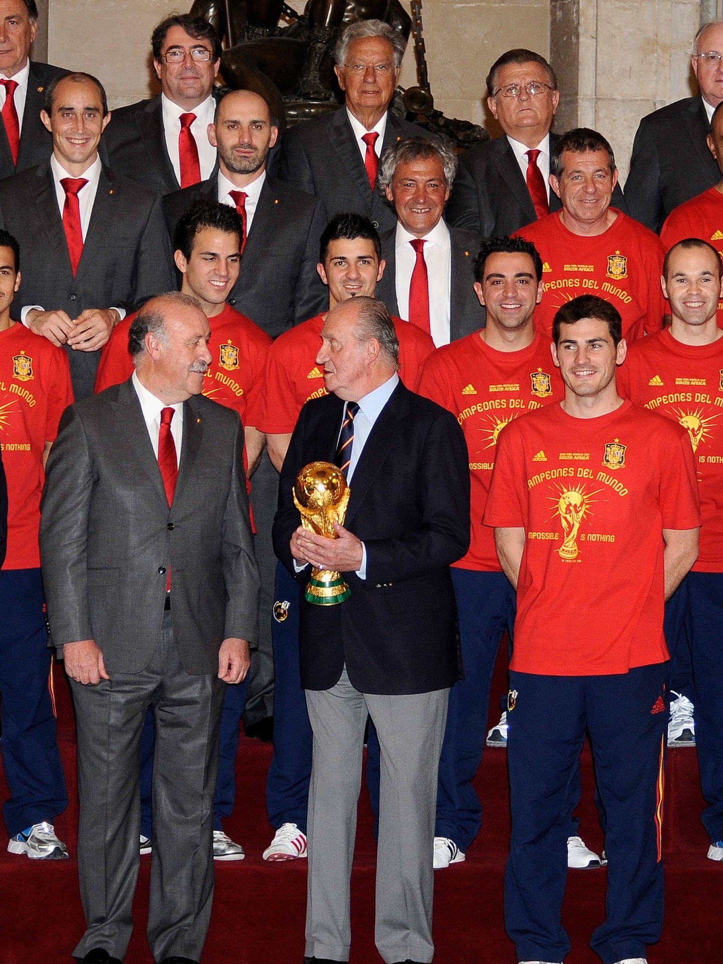 El rey Juan Carlos I, en 2010 con la selección española de fútbol. (Getty)