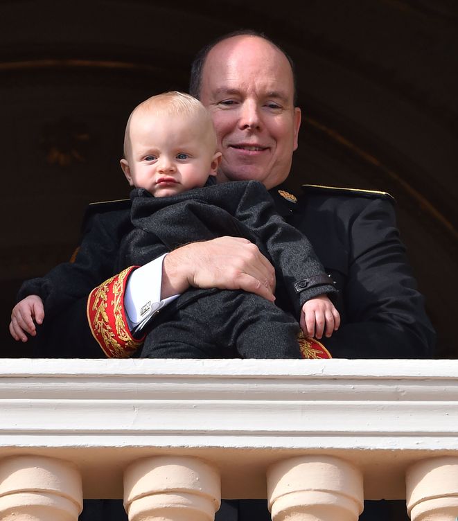 El pequeño Jacques de Mónaco con su padre en brazos