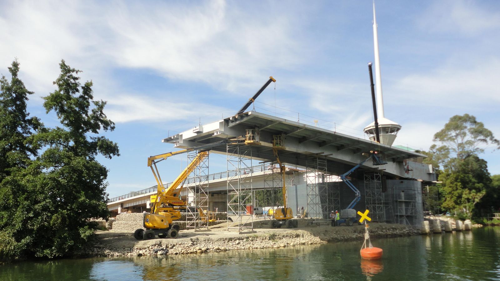 Foto: Imagen del Puente Cau-Cau durante su construcción en 2014 (Foto: Wikimedia Commons)