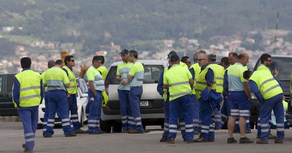 Foto: Estibadores del Puerto de Vigo durante la jornada de huelga del 5 de junio (EFE)