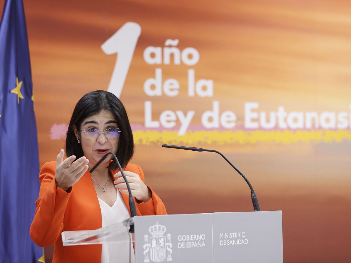 Foto: La ministra de Sanidad, Carolina Darias, preside un acto con motivo del primer año de aplicación de la Ley de la Eutanasia en España. (EFE/Emilio Naranjo)
