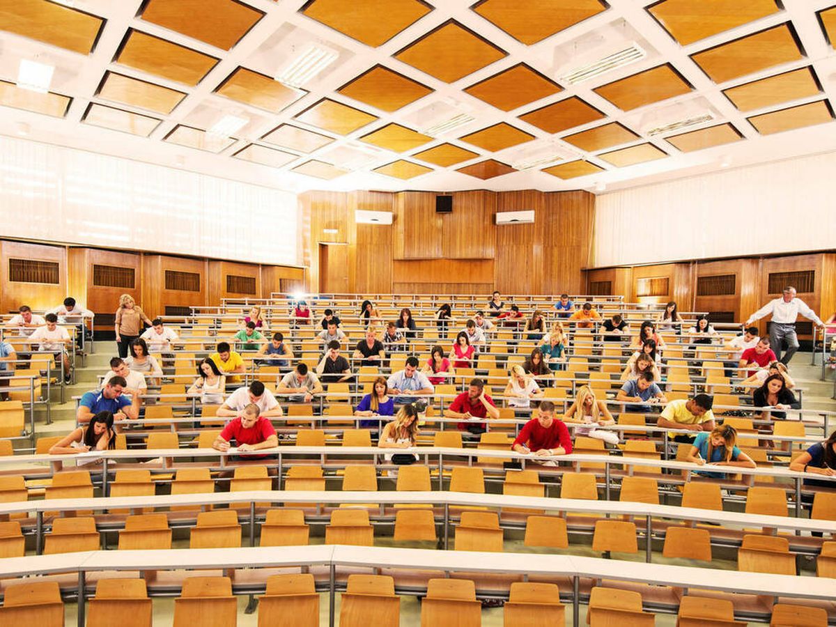 Foto: Un grupo de alumnos, en el aula de una universidad. (iStock)