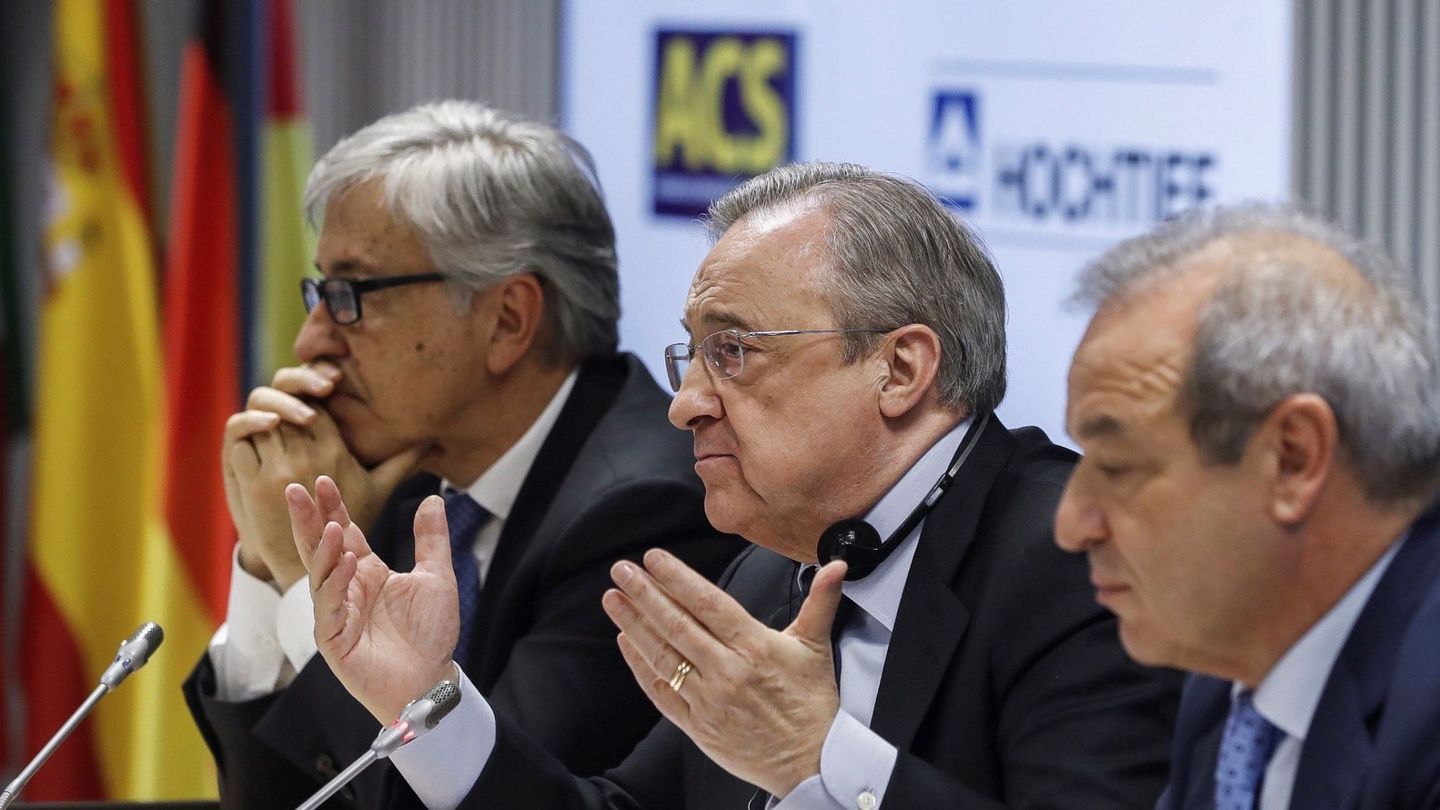 El presidente de ACS, Florentino Pérez (c); el consejero delegado de Atlantia, Giovanni Castelluci (i), y el presidente de Hochtief, Marcelino Fernández Verdes (d). (EFE)