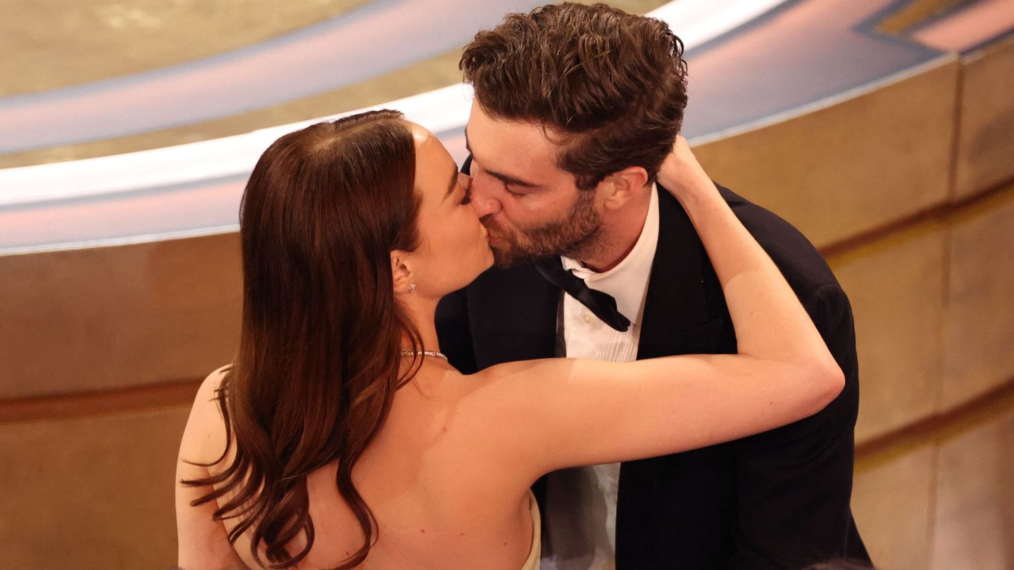 Emma Stone da un beso a su marido tras superar el shock al ganar su segundo premio Oscar. (Reuters)