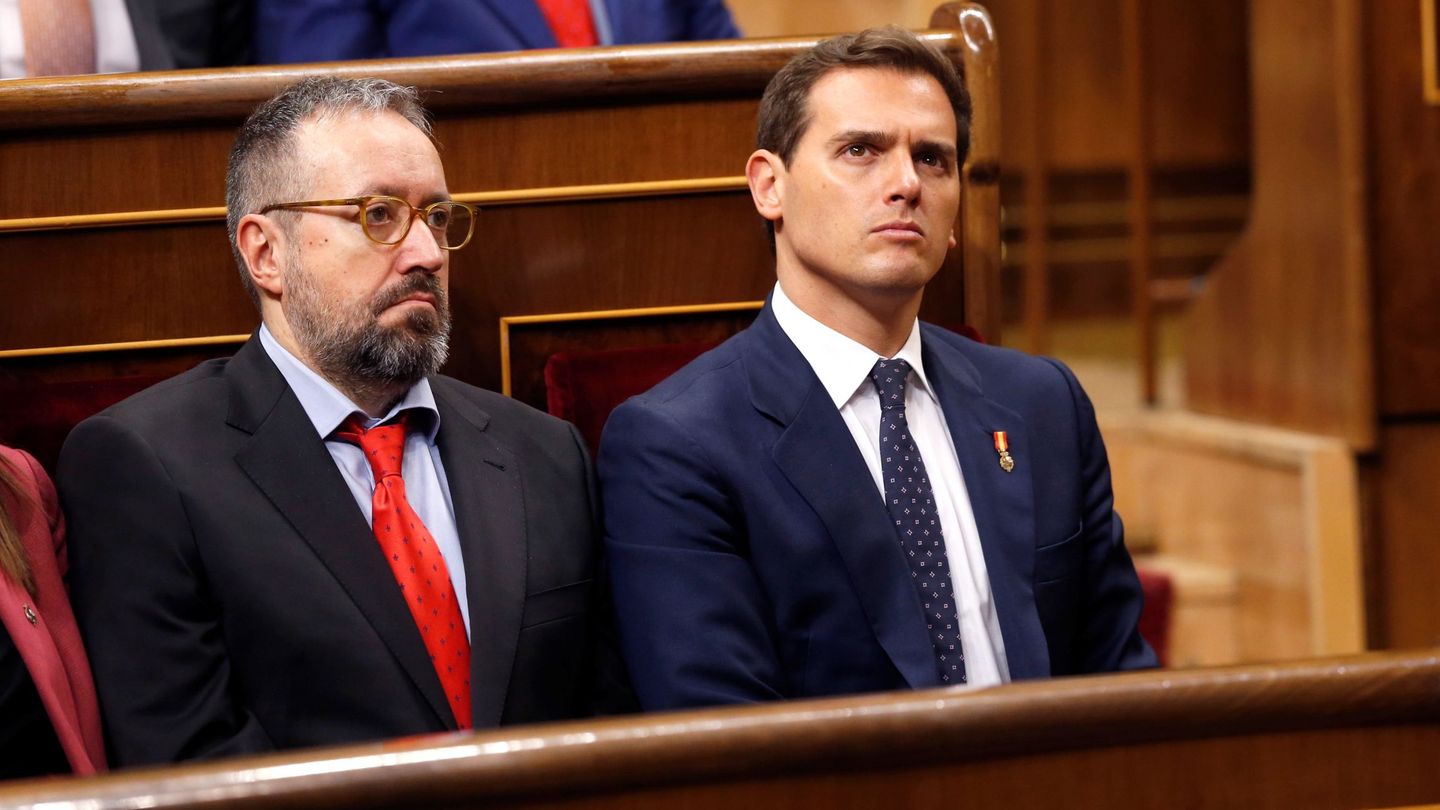  El presidente de Cs, Albert Rivera (d), y el portavoz del grupo parlamentario, Juan Carlos Girauta (i). (EFE)