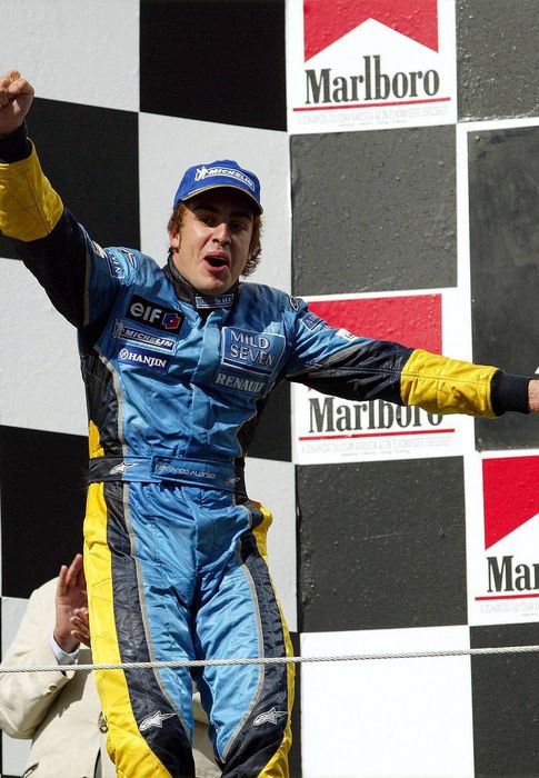 Foto: Fernando Alonso en el podio de Hungría de 2003