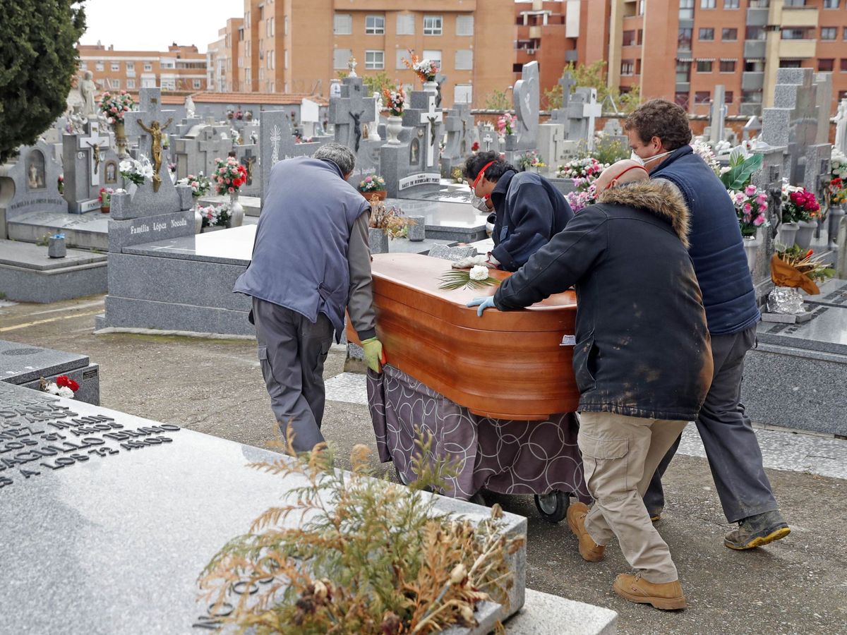 Foto: Imagen de un entieroo en Madrid el pasado 19 de abril. (EFE)