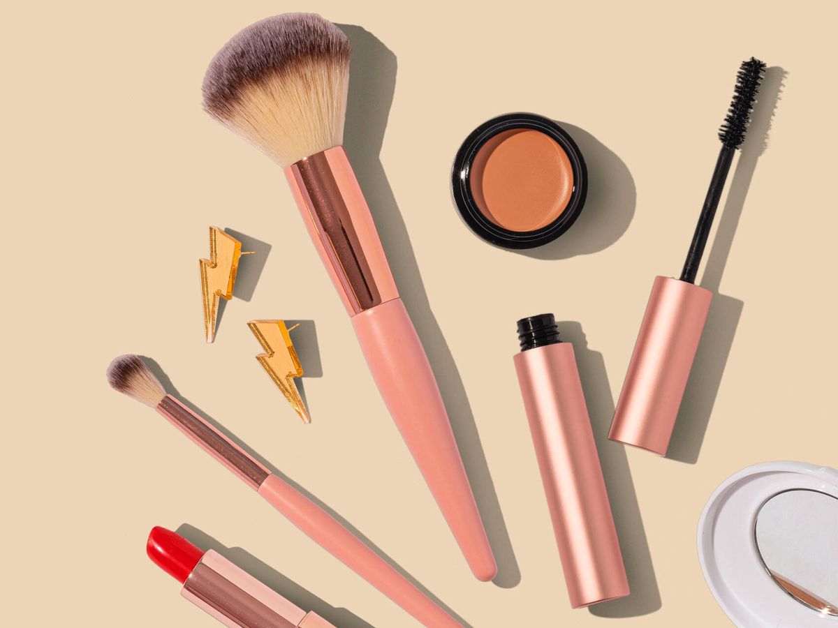 Foto: Amazon Prime es el momento del año idóneo para invertir en cosméticos y herramientas de maquillaje. (Unsplash/Amy Shamblen)