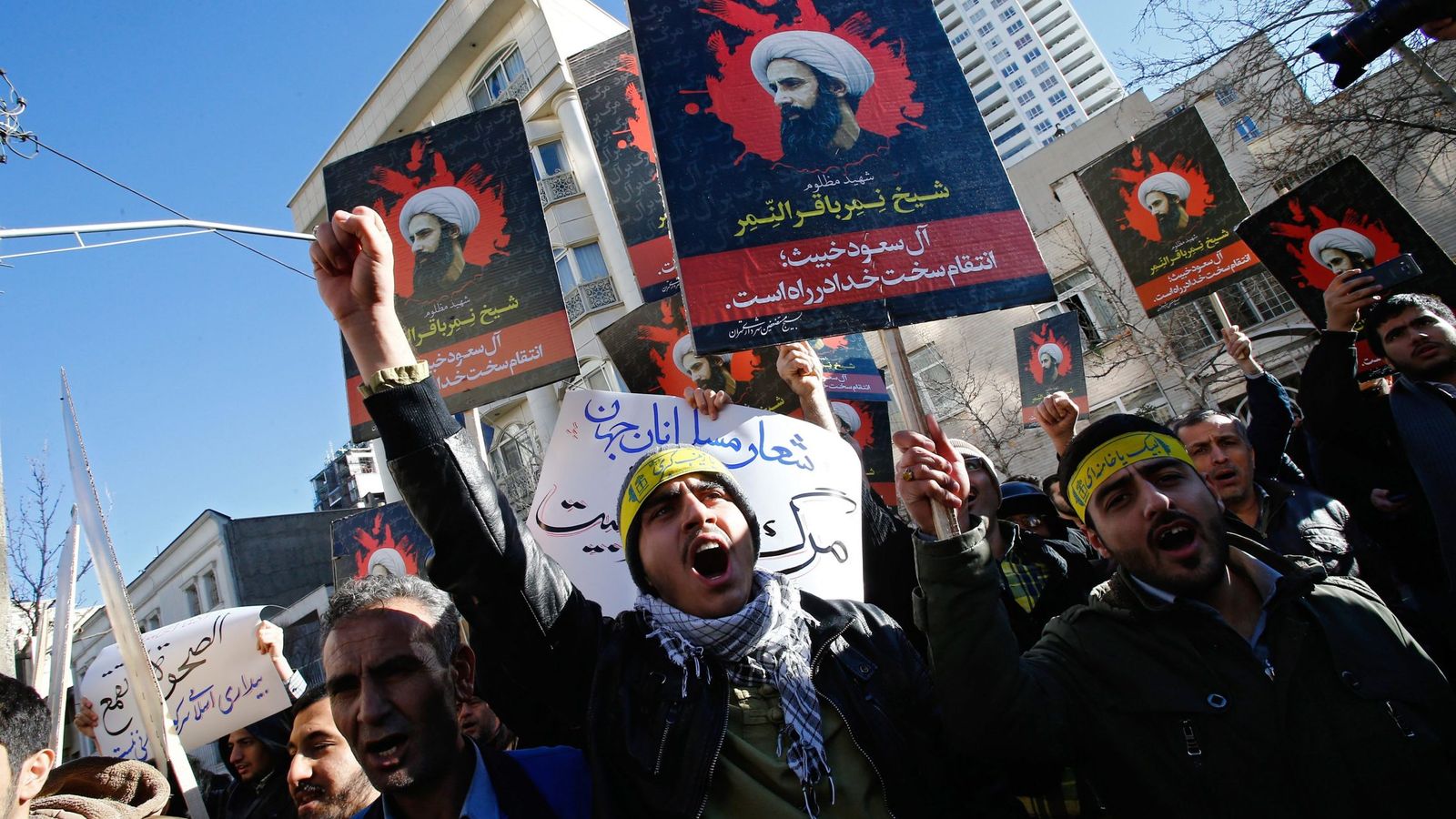 Foto: Manifestantes iraníes, con imágenes del clérigo ejecutado en Arabia Saudí, protestan ante la embajada saudí en Teherán. (EFE)