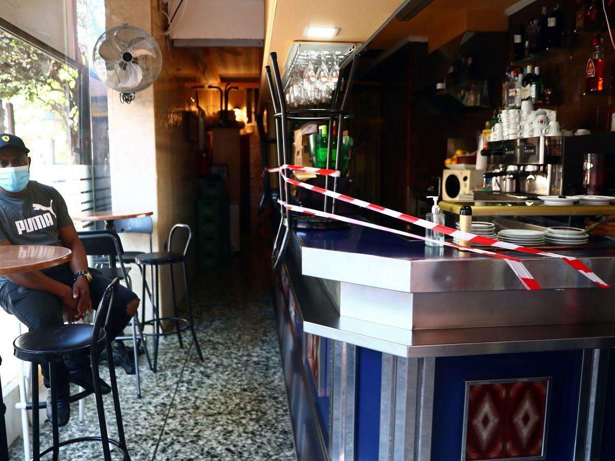 Foto: Un bar de Vallecas. (Sergio Pérez/Reuters)