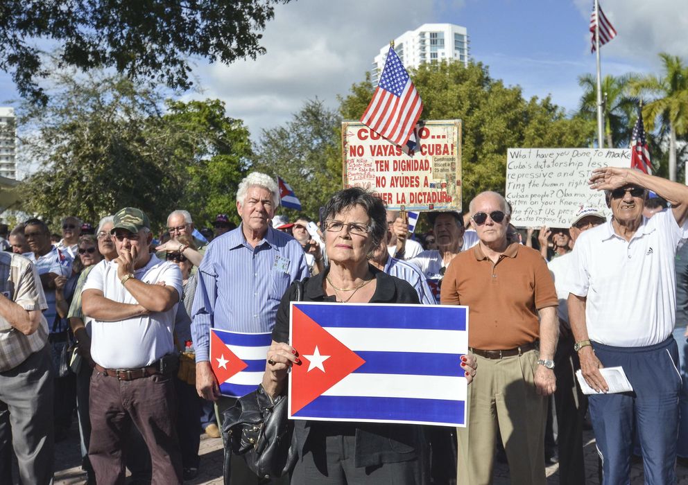 Foto: Una veintena de organizaciones del exilio cubano protesta en Miami por su rechazo a las "infames concesiones" de Obama (Efe).