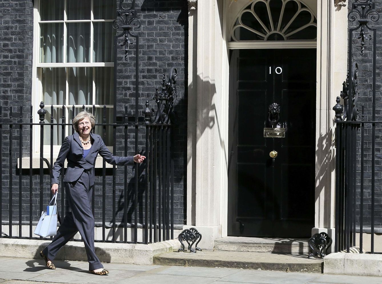 Theresa May frente al número 10 de Downing Street, la residencia del primer ministro que ocupará a partir de mañana (Reuters)