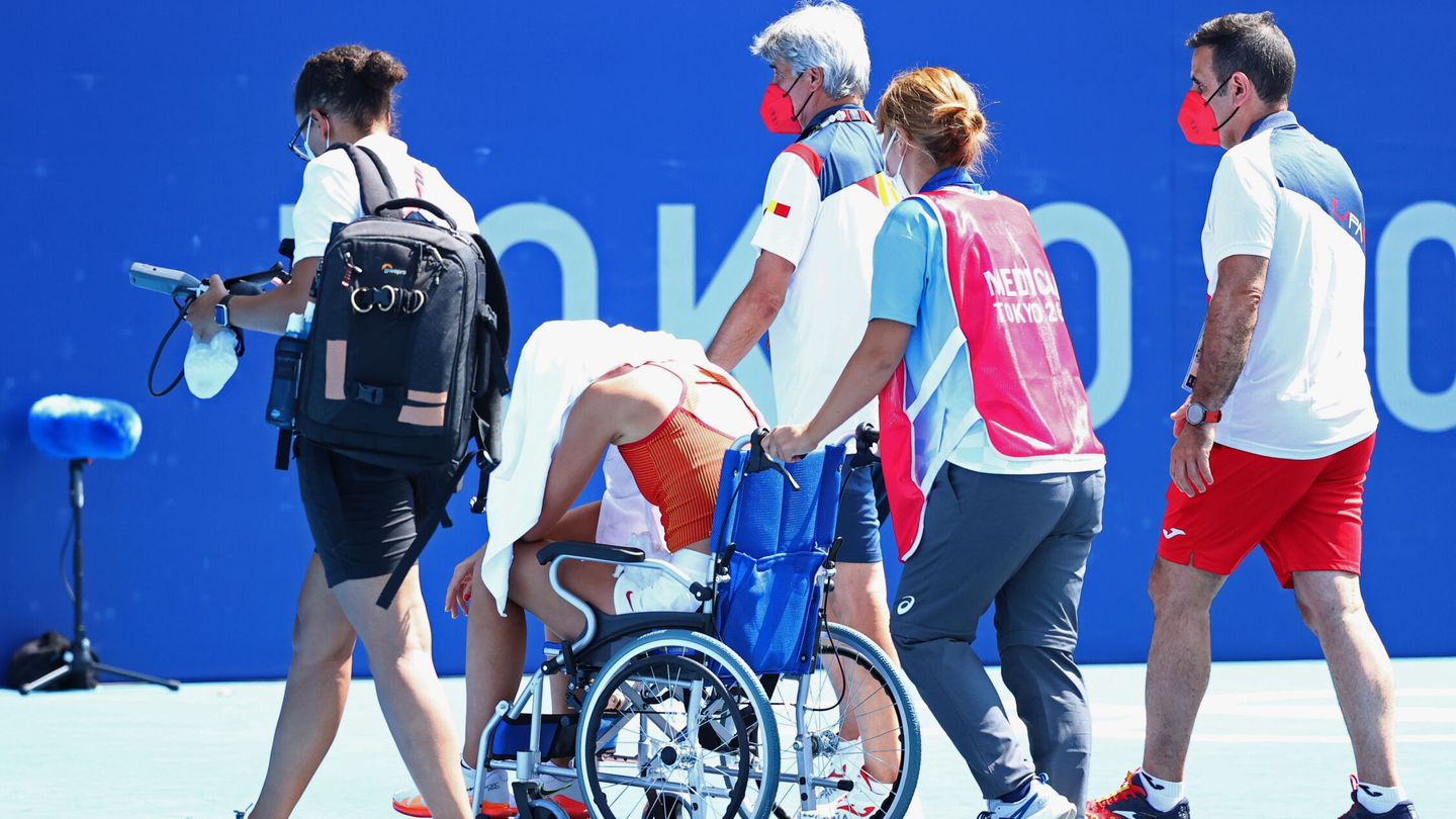 Badosa abandonó los Juegos en silla de ruedas por un golpe de calor. (Reuters)