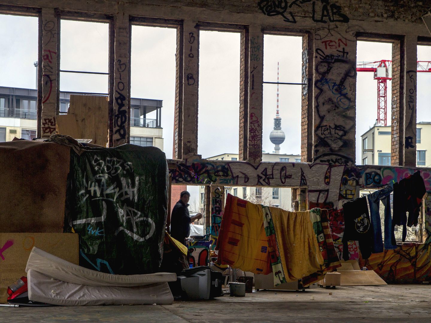 Un romaní en una fábrica abandonada de Berlín (Reuters).