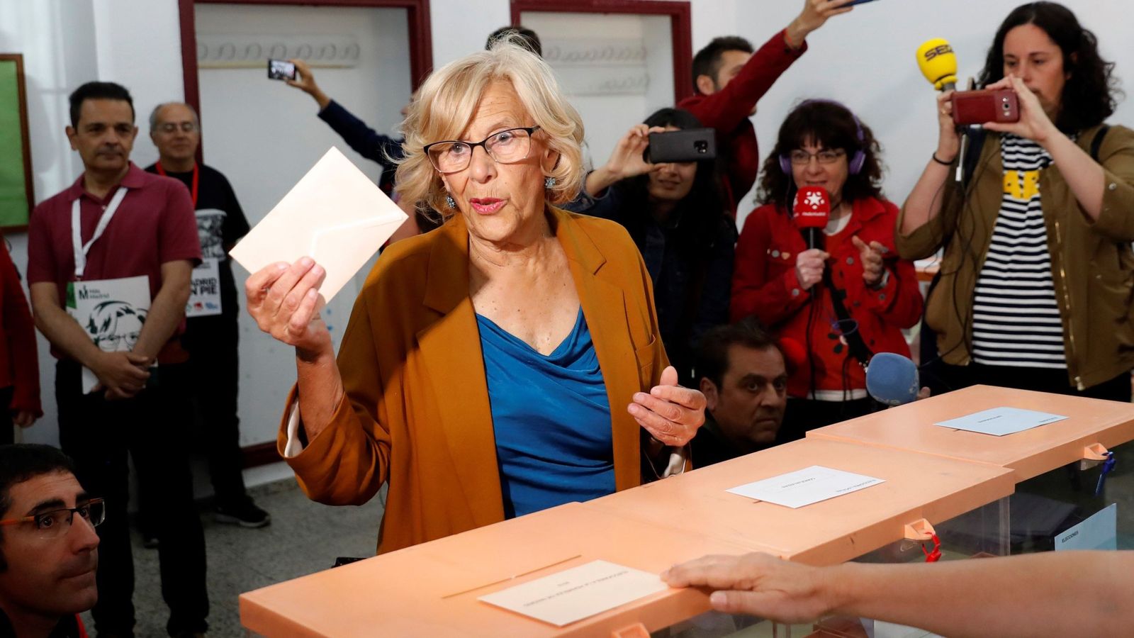 Foto: La alcaldesa de Madrid, Manuela Carmena, ejerciendo su derecho al voto en el IES Conde de Orgaz de Madrid. (EFE)