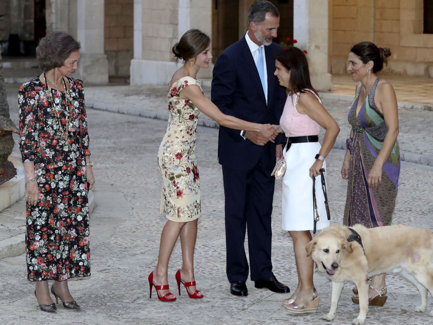 Los Reyes y doña Sofía saludando a sus invitados. (EFE)