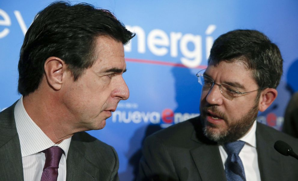 José Manuel Soria y el secretario de Estado de Energía, Alberto Nadal. (EFE)