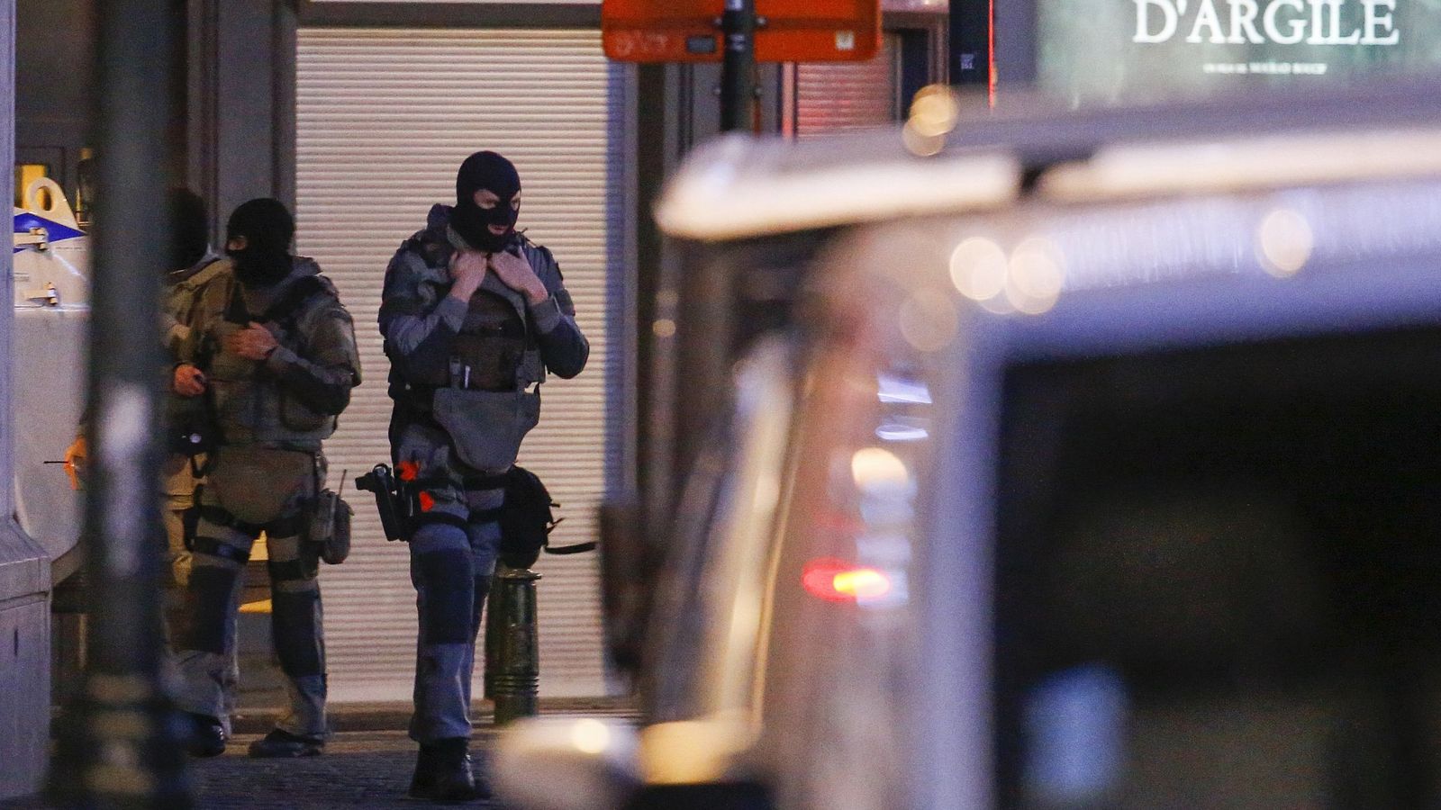 Foto: Fuerzas especiales belgas durante una redada en el centro de Bruselas, el 20 de diciembre de 2015 (Reuters).