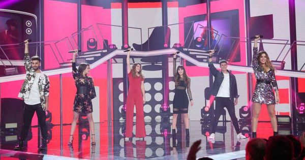 Foto: Los triunfitos de 'OT 2017' cantan la sintonía de la serie 'Cuéntame'. (RTVE)
